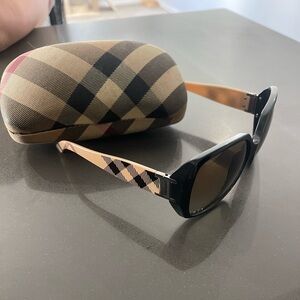 Burberry logo sunglasses